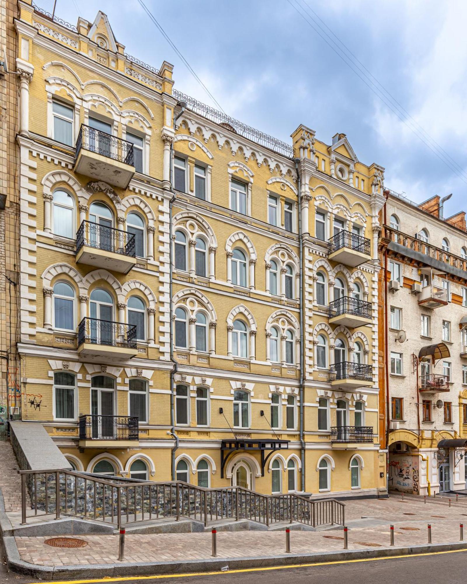 Queen Bee Hotel Kyiv Exterior photo